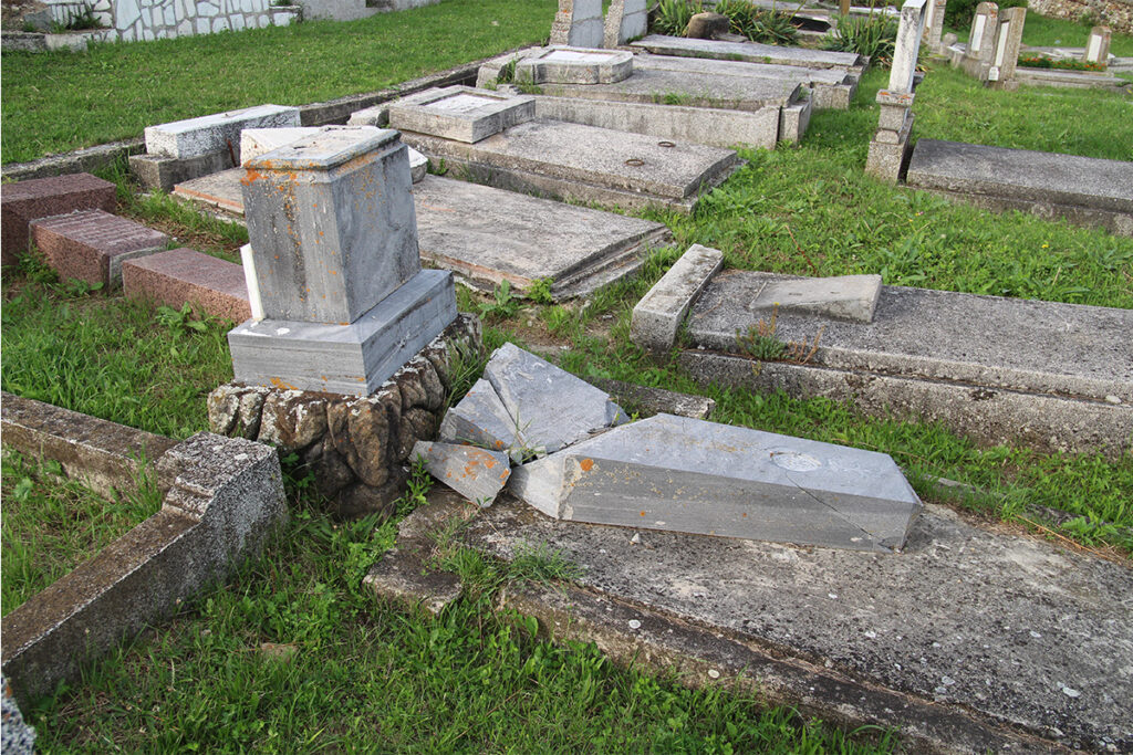 verwuesteter evangelischer Friedhof der siebenbuergisch-saechsischen Gemeinde in Dobring