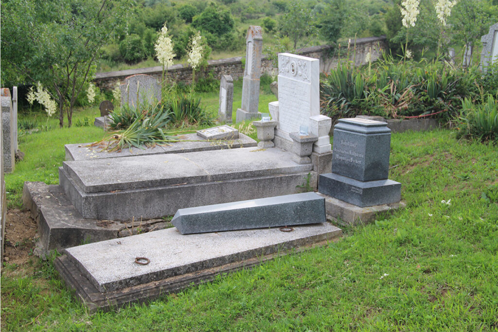 verwuesteter evangelischer Friedhof der siebenbuergisch-saechsischen Gemeinde in Dobring