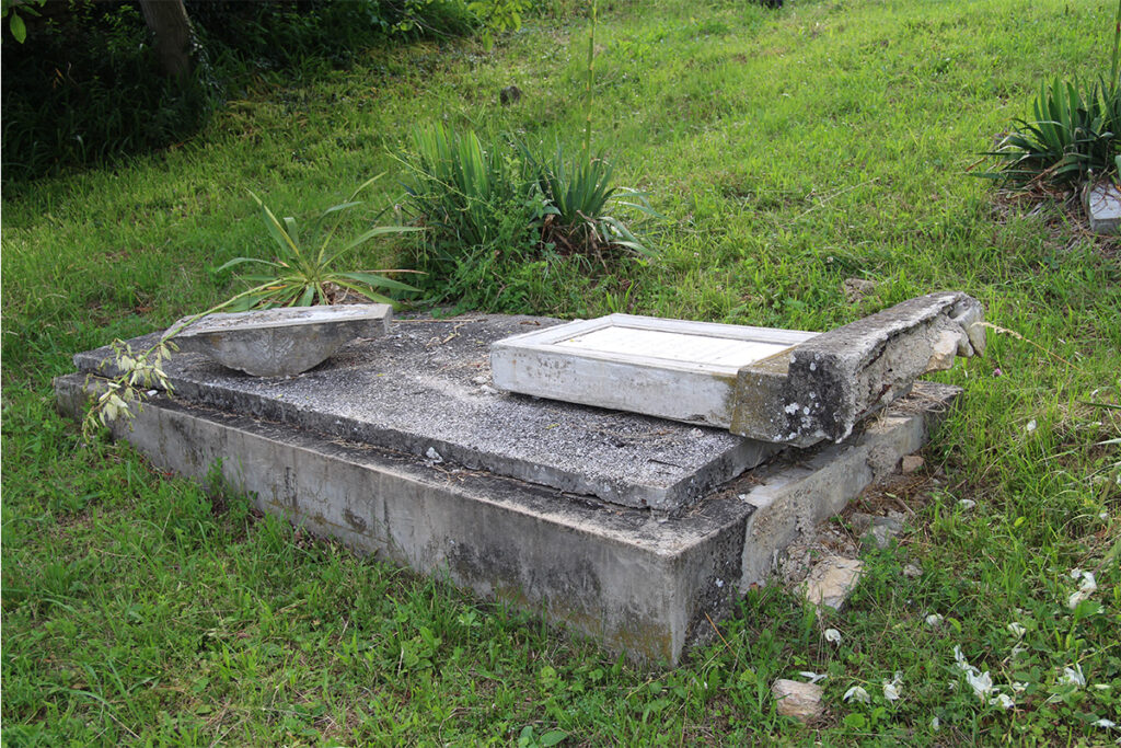 umgestossener Grabstein auf dem evangelischen Friedhof der siebenbuergisch-saechsischen Gemeinde in Dobring