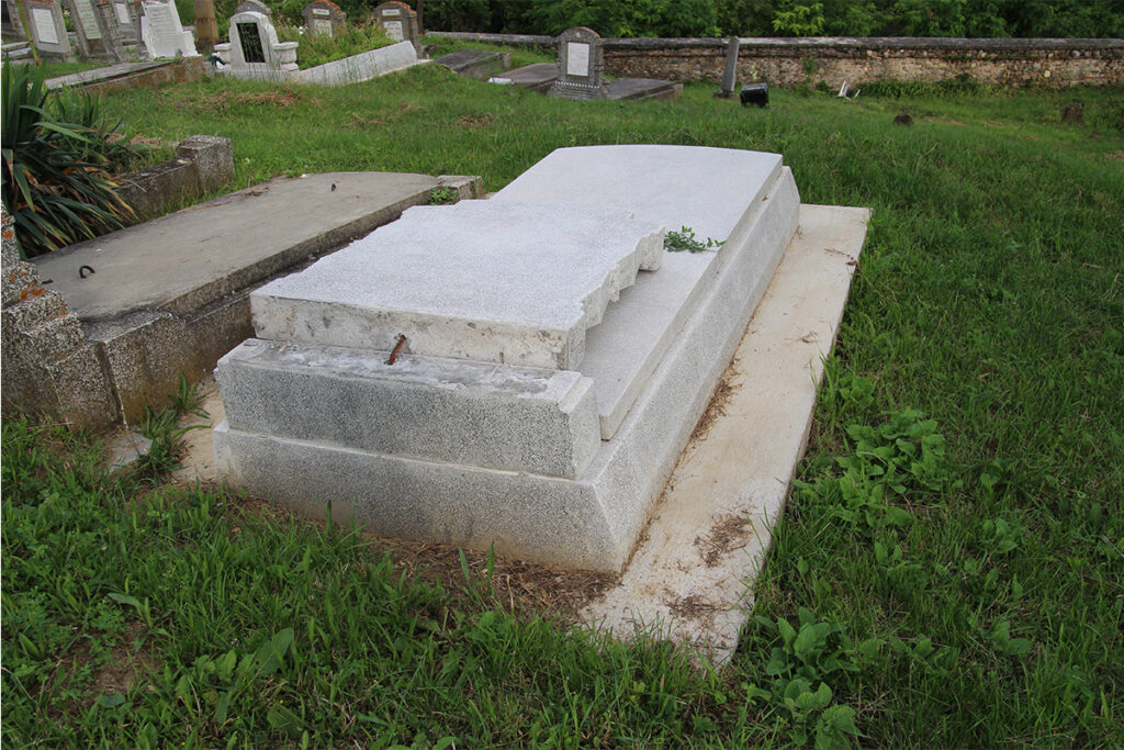 umgestossener Grabstein auf dem evangelischen Friedhof der siebenbuergisch-saechsischen Gemeinde in Dobring