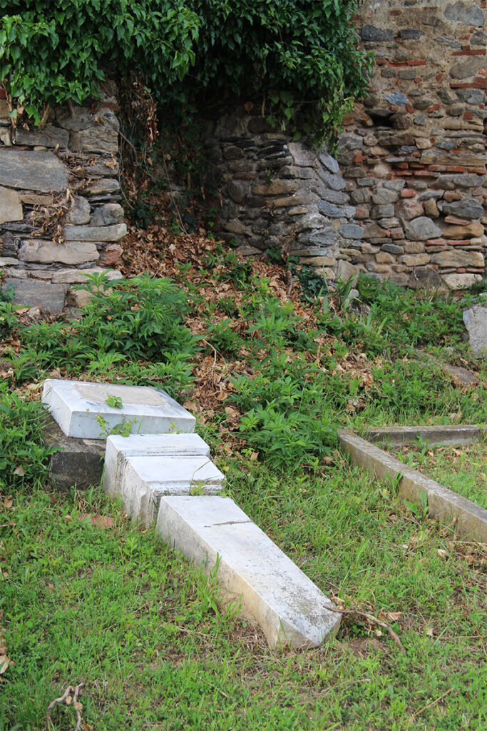 umgestossener Grabstein auf dem evangelischen Friedhof der siebenbuergisch-saechsischen Gemeinde in Dobring