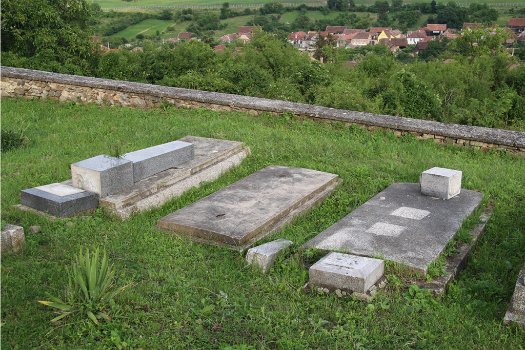 verwuesteter evangelischer Friedhof der siebenbuergisch-saechsischen Gemeinde in Dobring