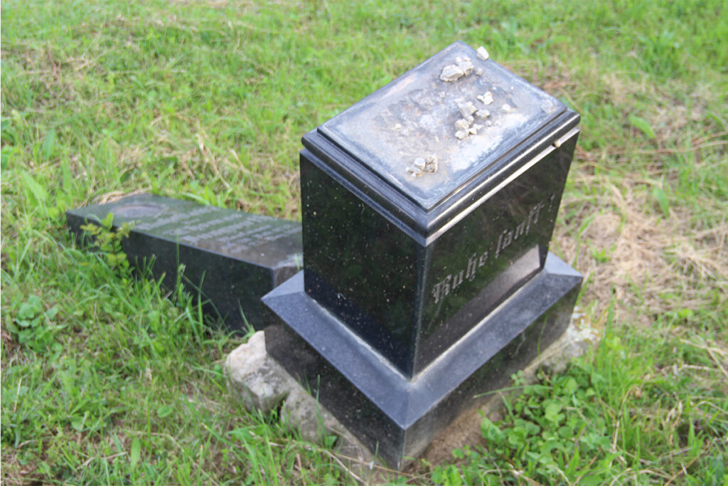 umgestossener Grabstein auf dem evangelischen Friedhof der siebenbuergisch-saechsischen Gemeinde in Dobring