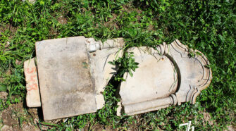 umgestossener Grabstein auf dem evangelischen Friedhof der siebenbuergisch-saechsischen Gemeinde in Dobring
