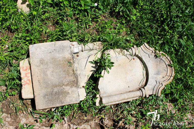 umgestossener Grabstein auf dem evangelischen Friedhof der siebenbuergisch-saechsischen Gemeinde in Dobring