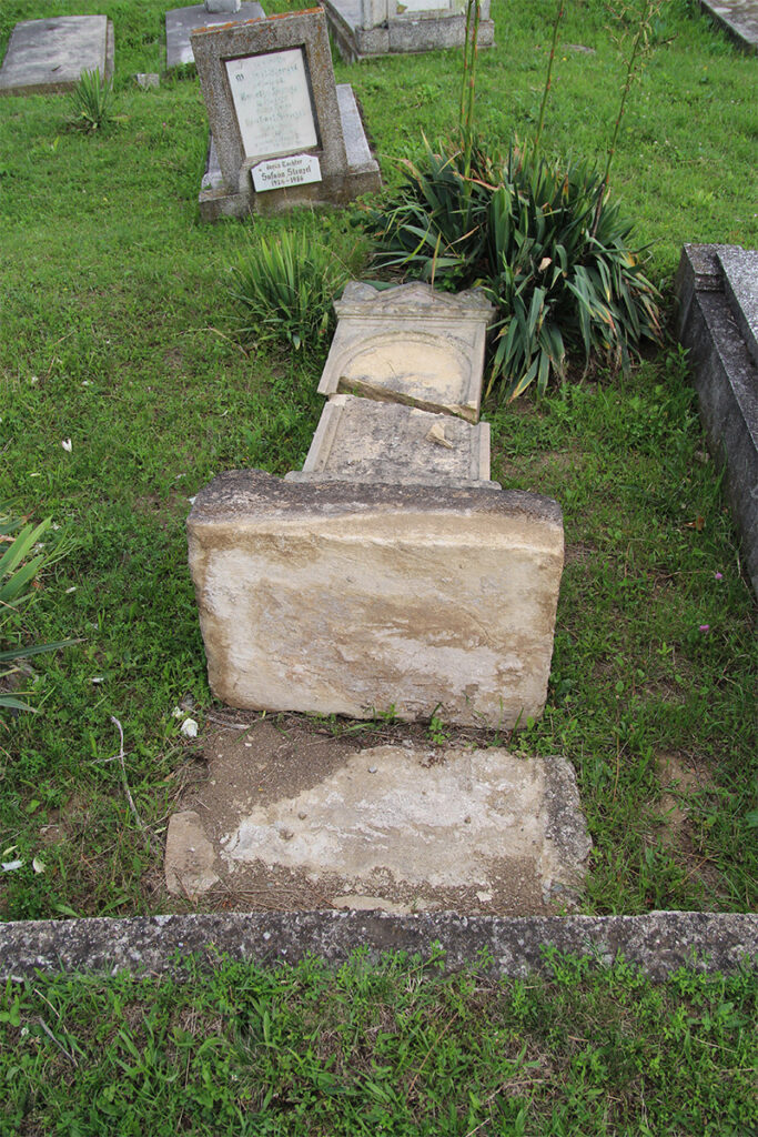 verwuesteter evangelischer Friedhof der siebenbuergisch-saechsischen Gemeinde in Dobring