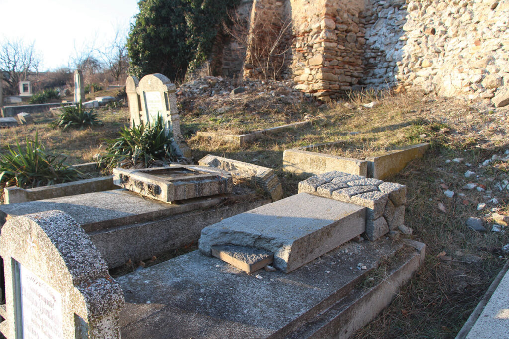 verwuesteter evangelischer Friedhof der siebenbuergisch-saechsischen Gemeinde in Dobring