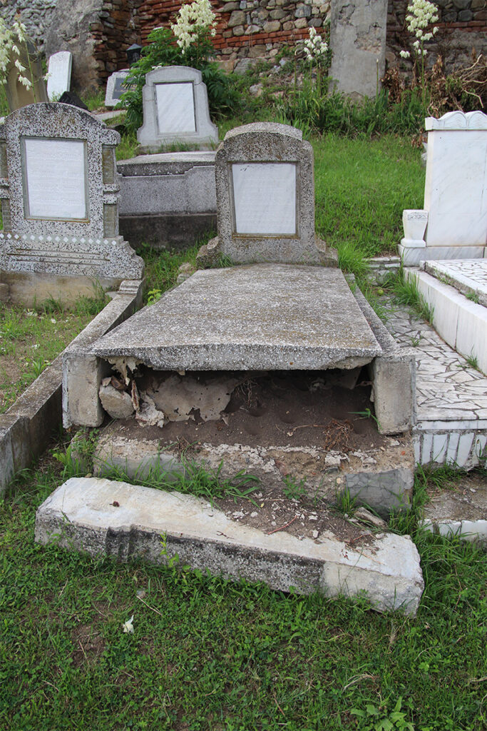 verwuesteter evangelischer Friedhof der siebenbuergisch-saechsischen Gemeinde in Dobring