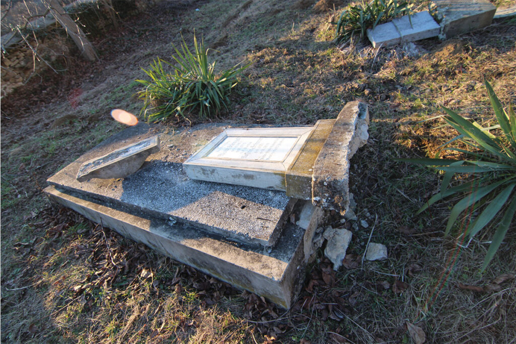 verwuesteter evangelischer Friedhof der siebenbuergisch-saechsischen Gemeinde in Dobring