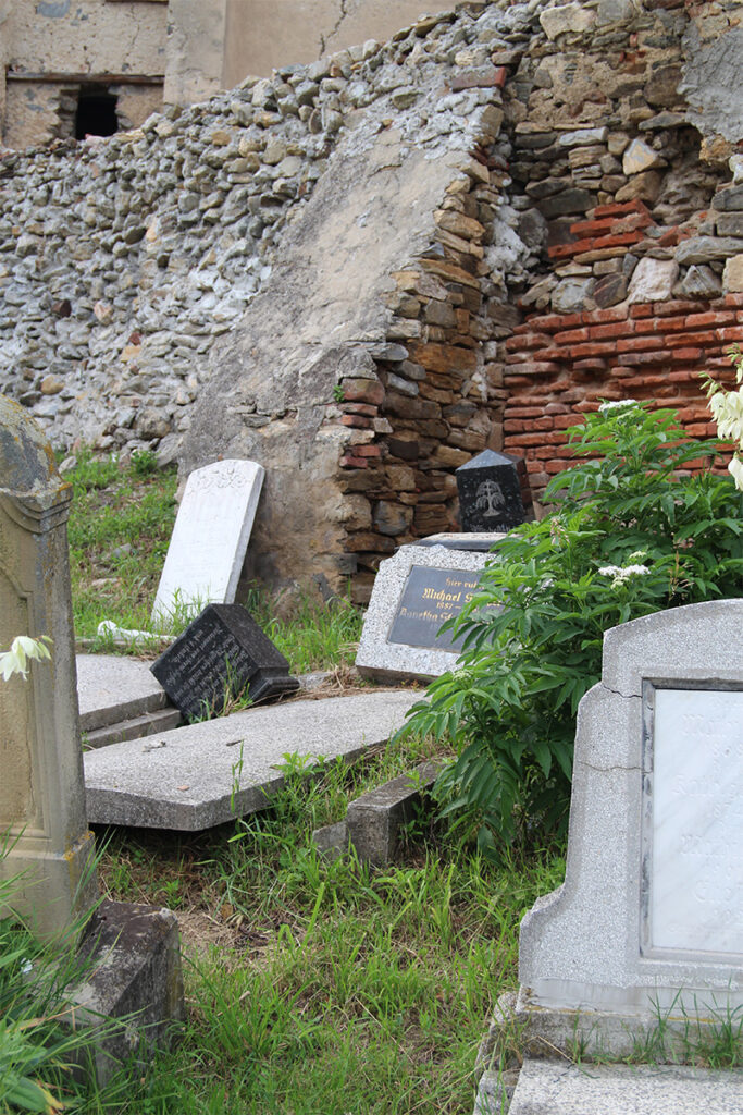 verwuesteter evangelischer Friedhof der siebenbuergisch-saechsischen Gemeinde in Dobring