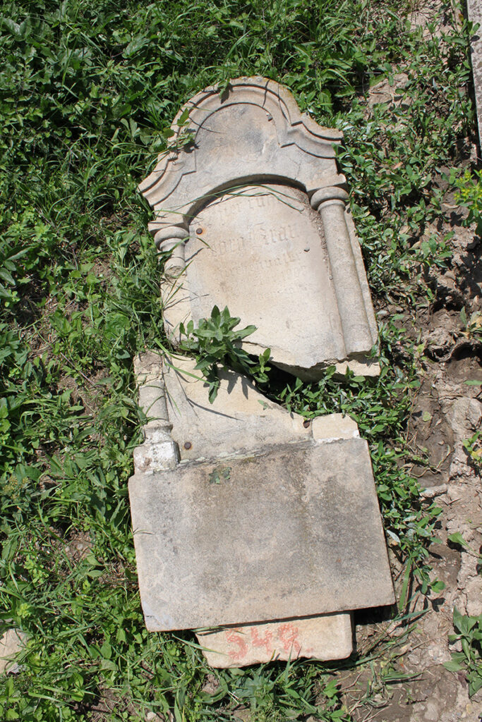 umgestossener Grabstein auf dem evangelischen Friedhof der siebenbuergisch-saechsischen Gemeinde in Dobring