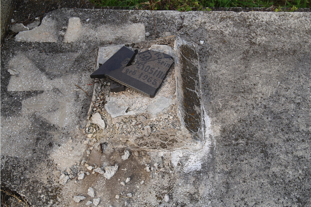 zerstoerter Grabstein auf dem evangelischen Friedhof der siebenbuergisch-saechsischen Gemeinde in Dobring