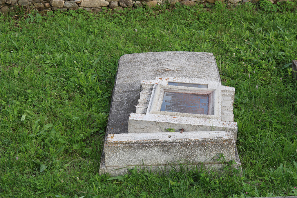 umgestossener Grabstein auf dem evangelischen Friedhof der siebenbuergisch-saechsischen Gemeinde in Dobring