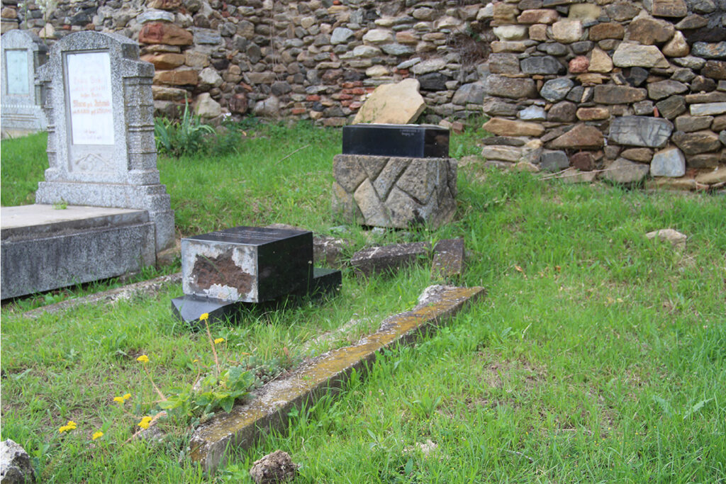 verwuesteter evangelischer Friedhof der siebenbuergisch-saechsischen Gemeinde in Dobring