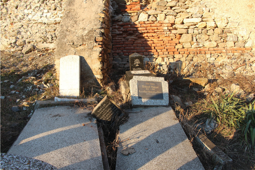 verwuesteter evangelischer Friedhof der siebenbuergisch-saechsischen Gemeinde in Dobring