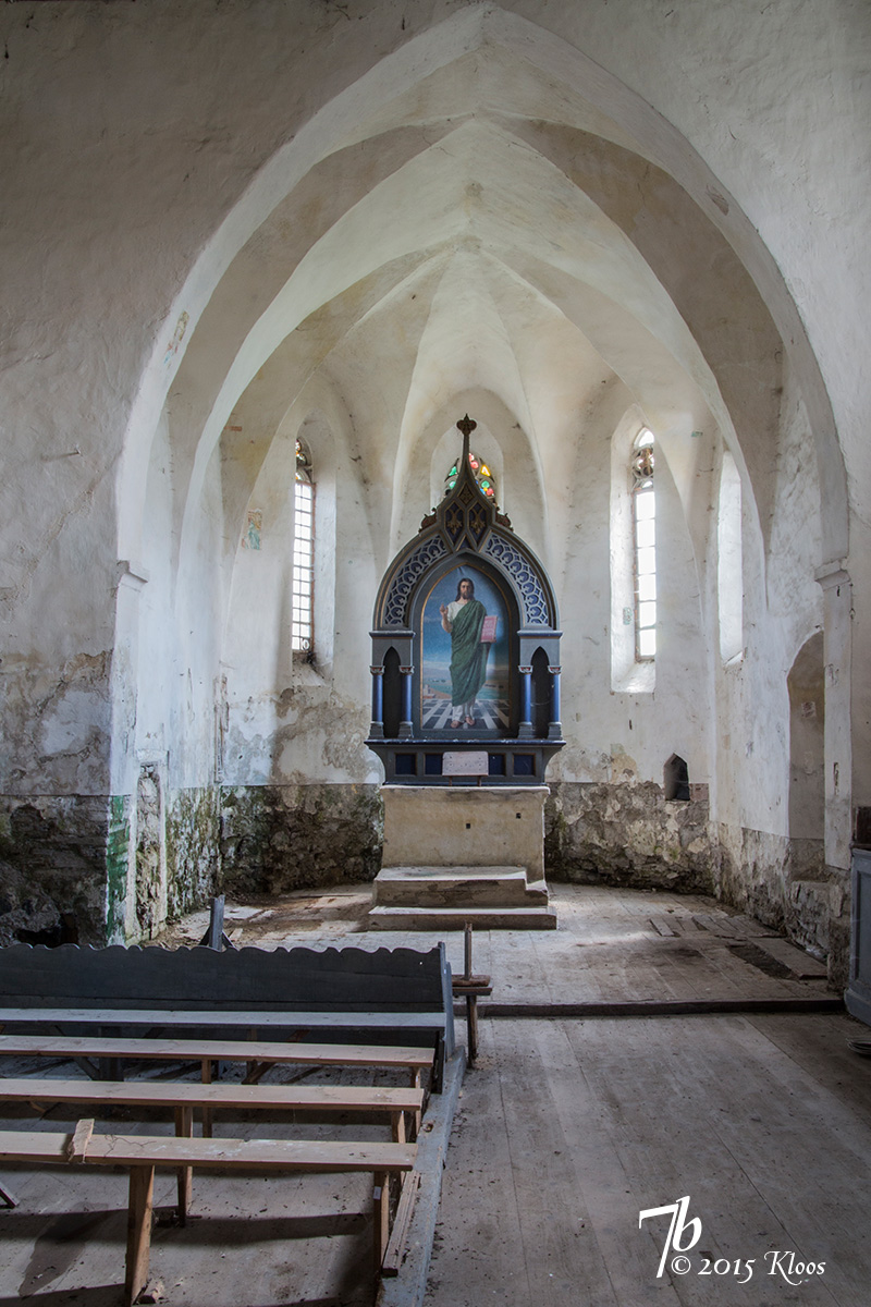 Blick in den Chrorraum mit Altar der evangelischen Kirche in Schmiegen