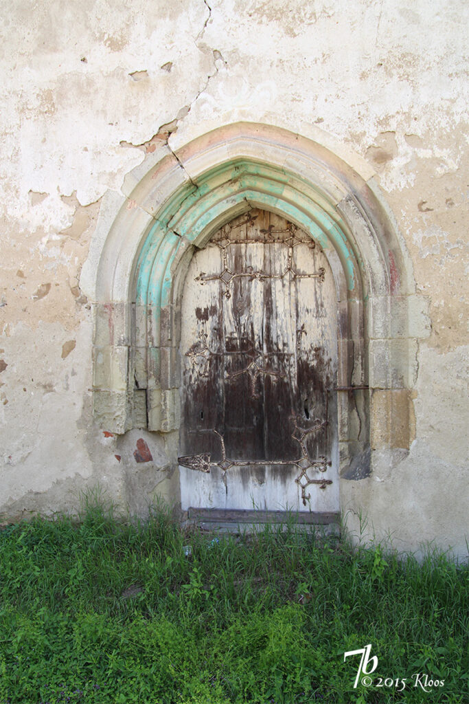 gotische Portal mit eisenbeschlagener Holztuere der Kirche in Schmiegen, Siebenbuergen