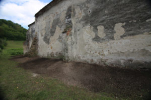 vom Unkraut befreite Kirche in Schmiegen; Siebenbuergen