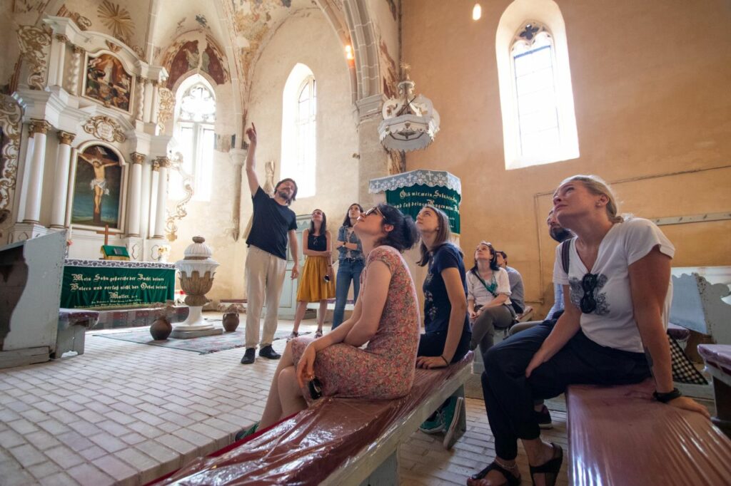 Teilnehmer des Fresken-Workshops 2020 mit Restaurator Lorand Kiss in der Kirchenburg von Eibesdorf