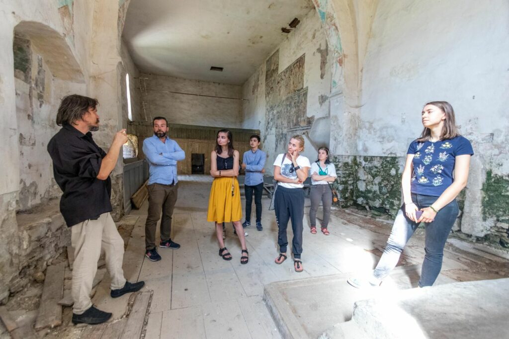 Teilnehmer des Fresken-Workshops 2020 mit Restaurator Lorand Kiss und dem Vorsitzenden des Vereins Kulturerbe Kirchenburgen, Alex Kloos, in der Kirche von Schmiegen