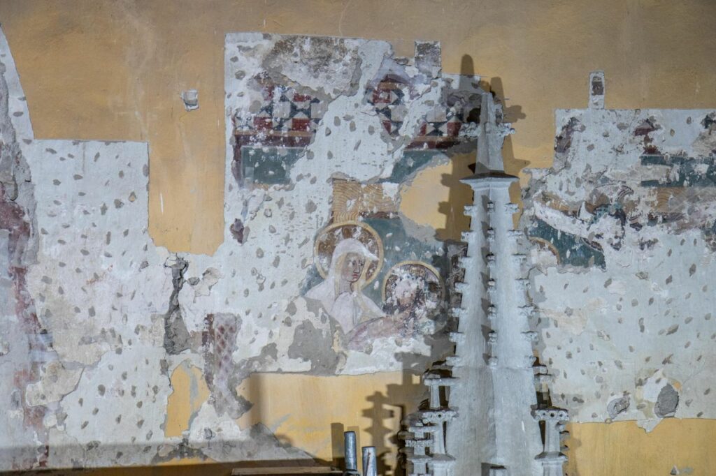 Wandmalereien an der Chorwand der evangelischen Kirche in Bonnesdorf mit Spitze des Sakramentshaeuschens