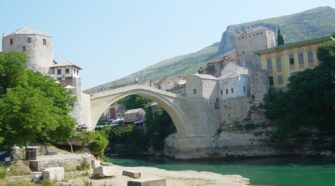 restaurierte Bruecke Stari Most in Mostar