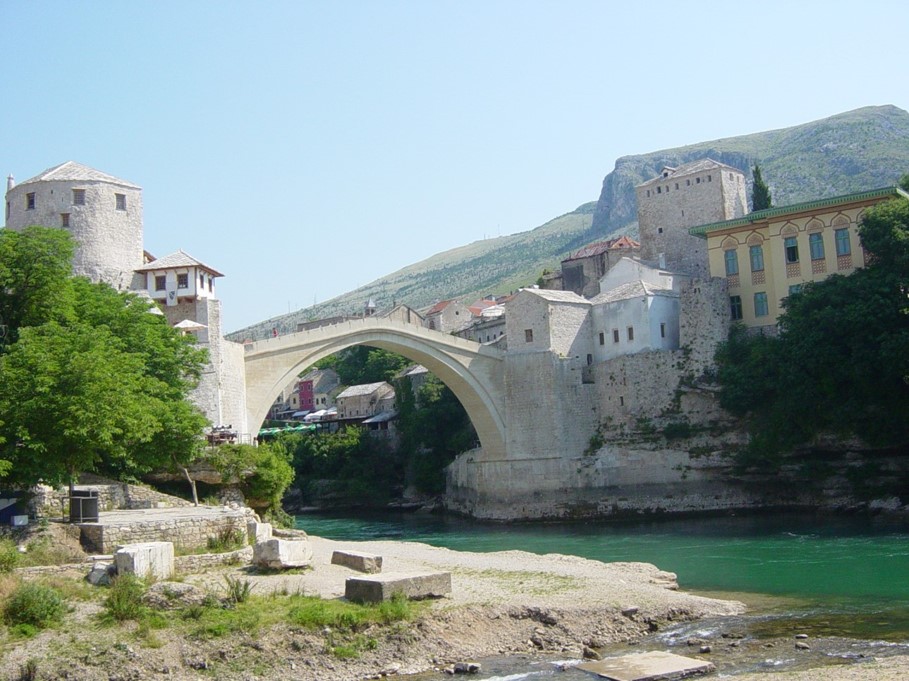 restaurierte Bruecke Stari Most in Mostar