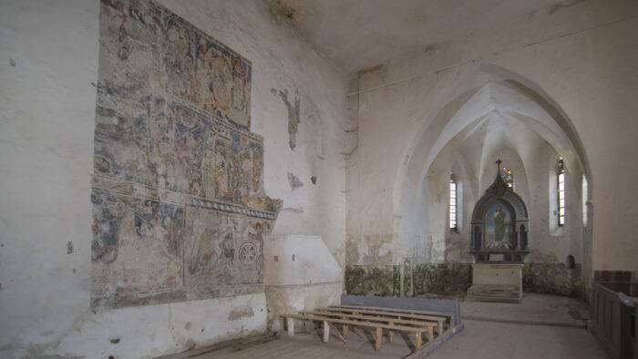 Innenansicht der Kirche in Schmiegen mit Wandmalereien und Altar