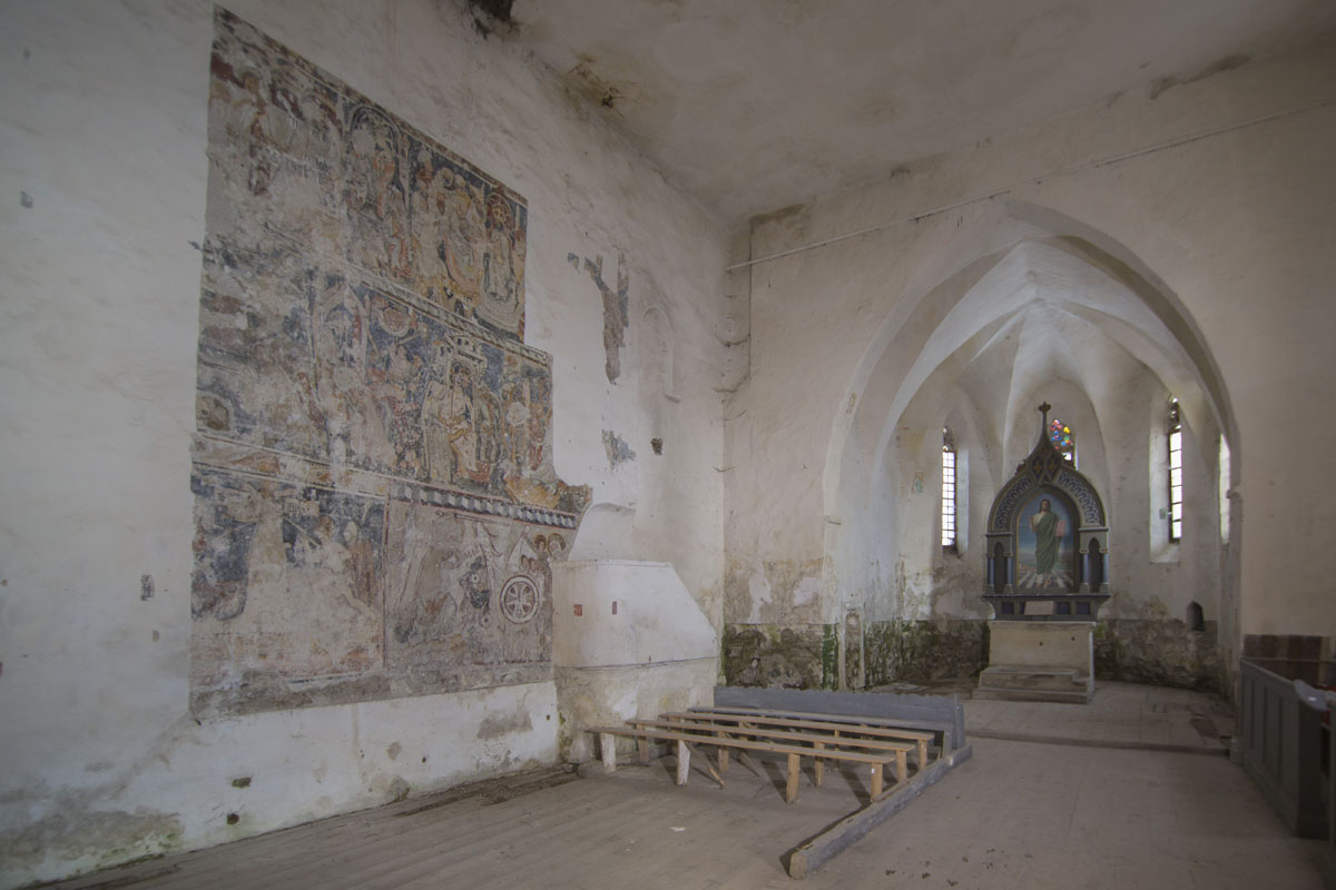 Innenansicht der Kirche in Schmiegen mit Wandmalereien und Altar