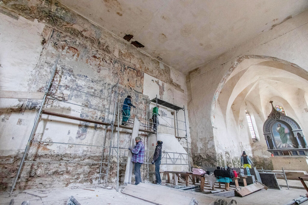 Innenansicht der Kirche in Schmiegen mit Wandmalereien und Altar